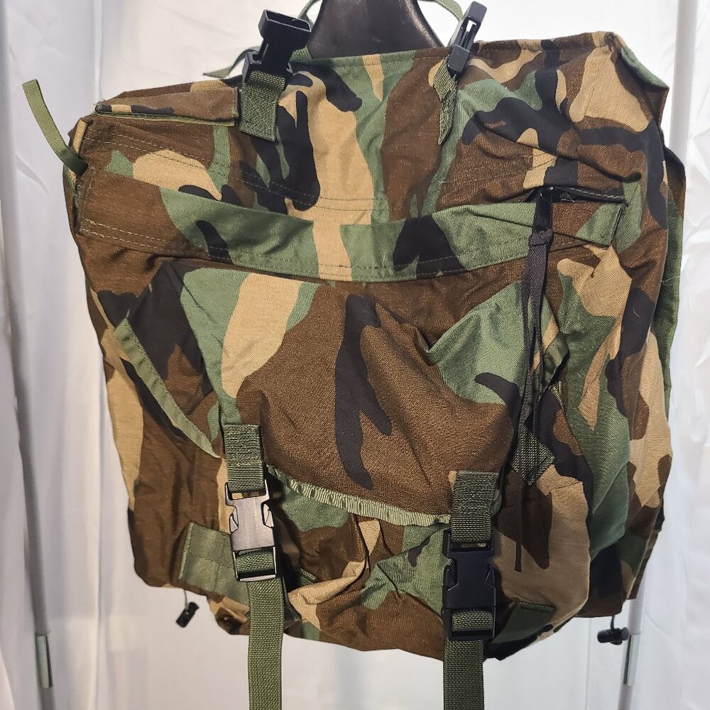 genuine army surplus IIFS CFP-90 combat patrol pack, m81 woodland w/ foam insert